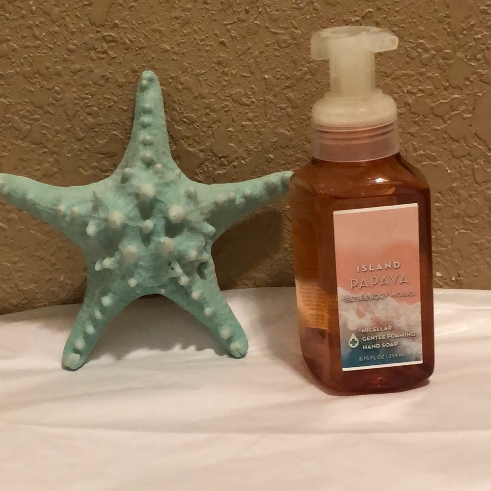 NWT Bath & Body Works Island Papaya Micellar Gentle Foaming Hand Soap. 8.75 oz